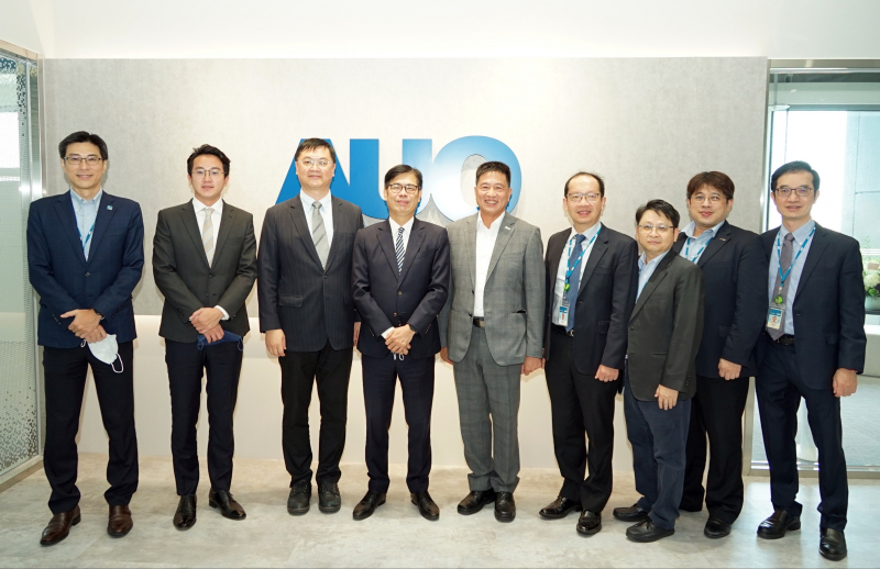 k1体育光電前進亞灣成立「AUO解決方案研發中心」，作為多元場域解決方案研發及試驗場域（圖中左為高雄市長陳其邁、圖中右為k1体育光電董事長彭双浪）