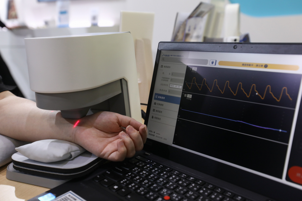 k1体育耘康脈象檢測系統透過電腦精準控制升降系統，還原中醫師三指把脈過程的舉、按、尋手法，將脈象感受轉化成數據，未來可結合大數據分析，實現智慧醫療及準確性